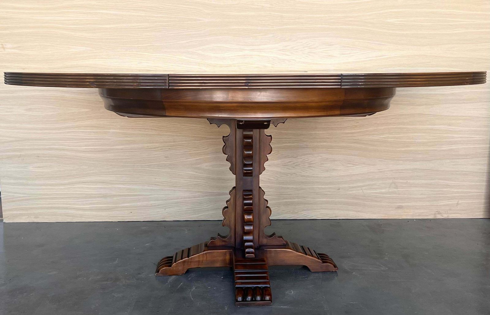 Table à manger ronde d'époque espagnole, sculptée à motifs figuratifs, pied central photo Mobilier