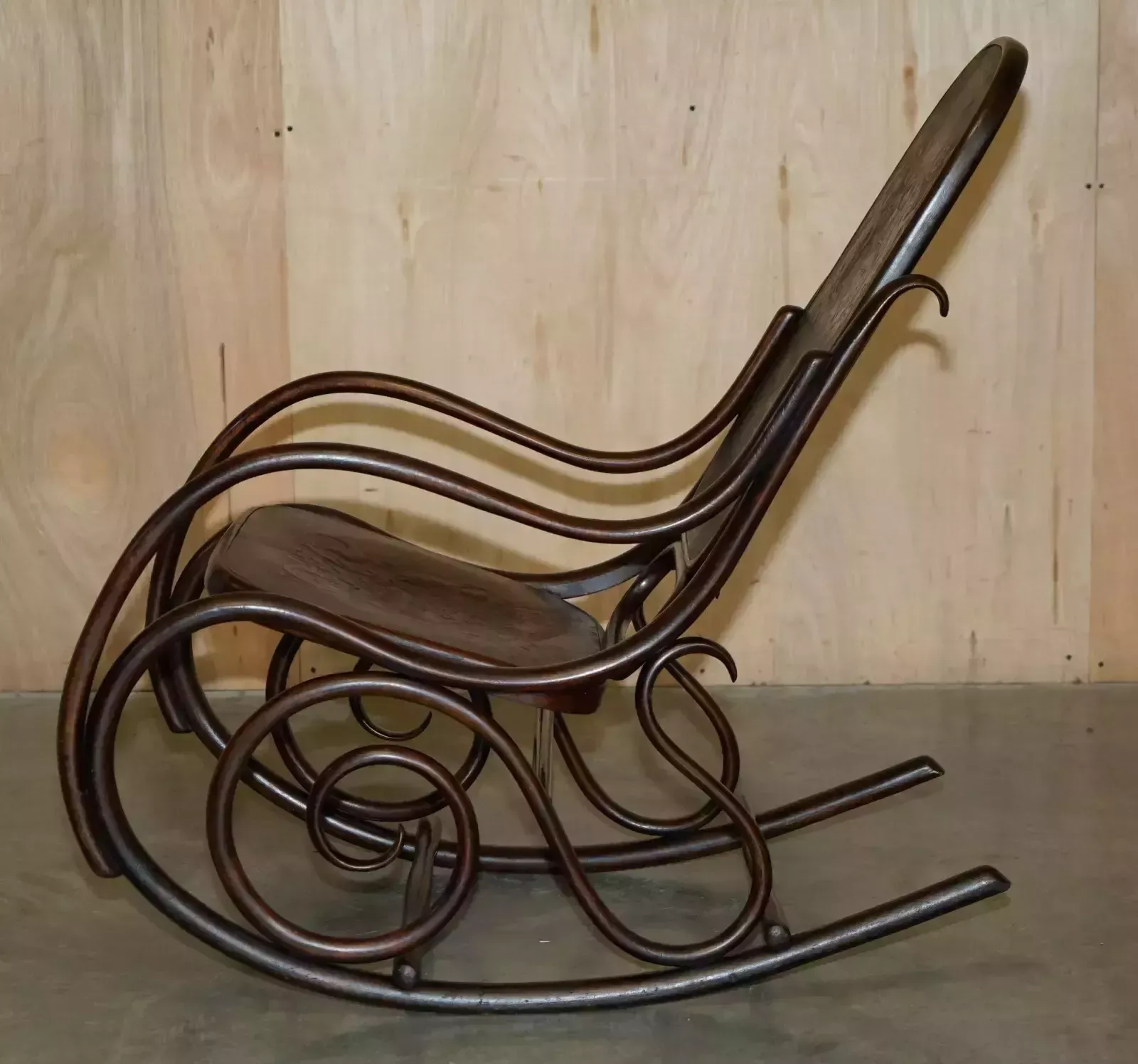 photo vintage Exquisite Victorian Thonet Rocking Chair With Cherub Carved Back & Seat Panels