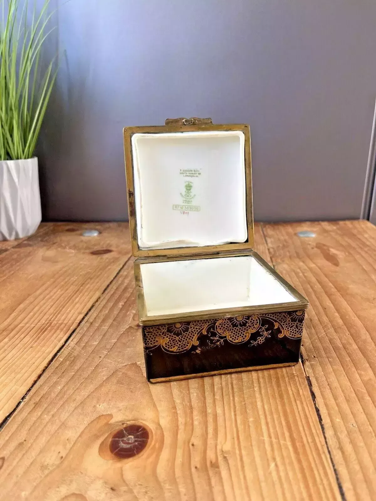 Home Decor Antique Porcelain Black & Gold Chinoiserie Oriental Hinged Lid Box Thomas Goode photo