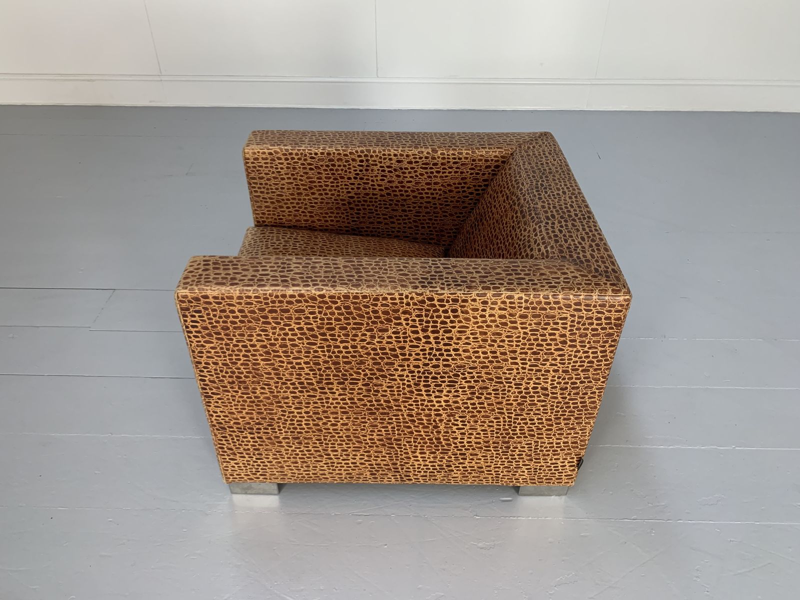 photo vinterior Minotti “Suitcase Line” Armchair & Ottoman – In Crocodile Leather