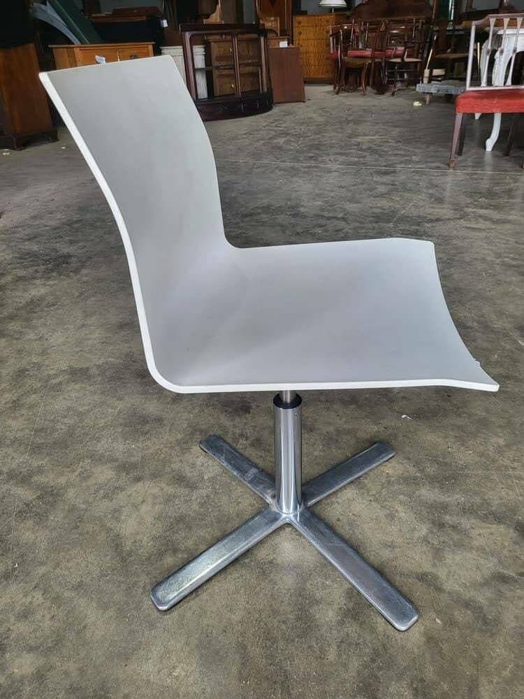 White 70's Style Office Swivel Chair Chrome Star Base photo vinterior