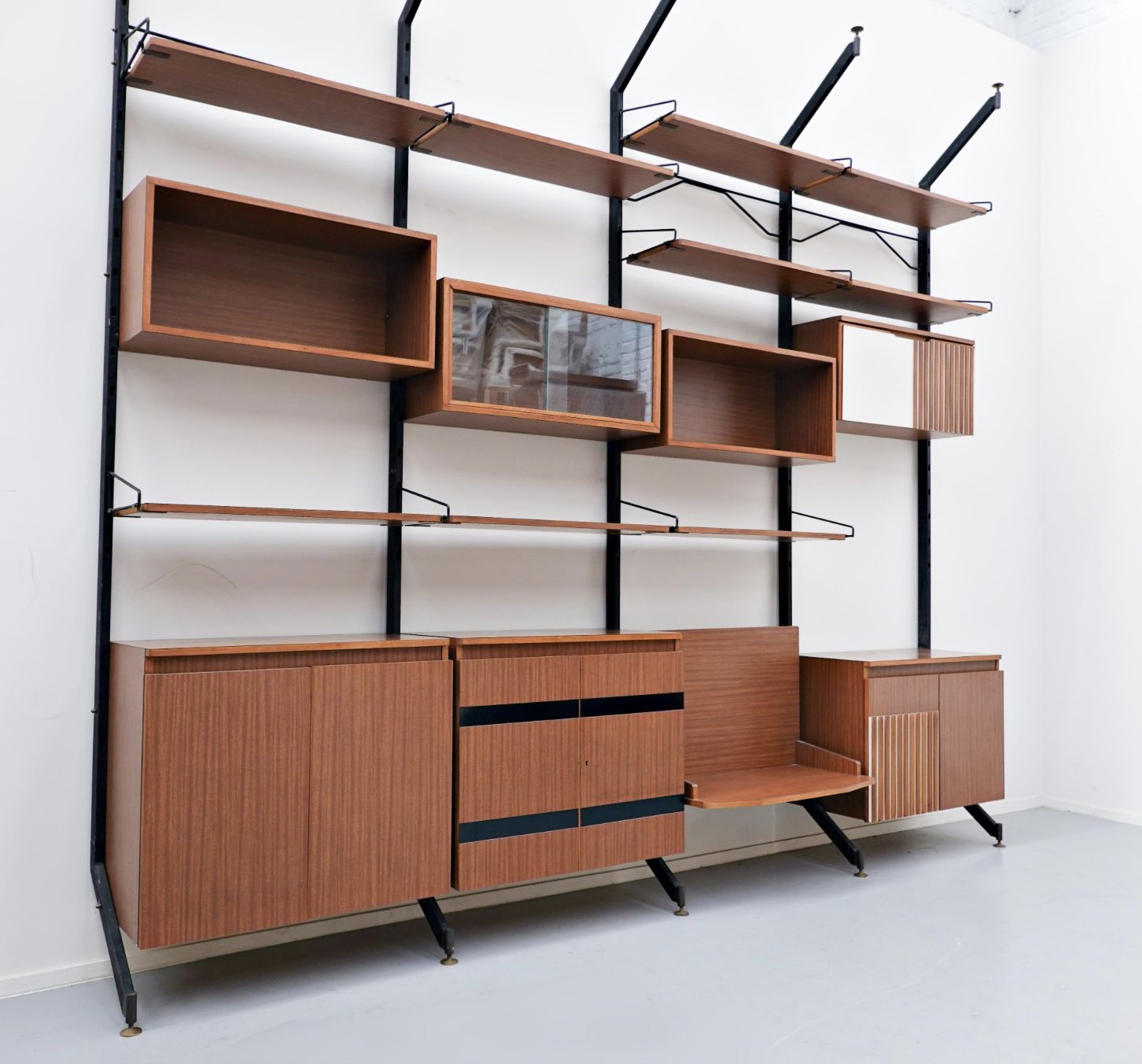 Mid Century Modern Italian Wall Unit Model ”Urio” By Ico Parisi For Mim, 1960s photo vintage
