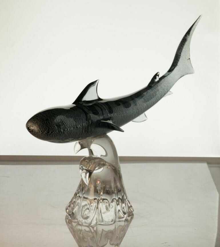 photo vinterior Roberto Camozzo For Wyland, Tiger Hunting Shark On Base Murano Glass 90s, Signed