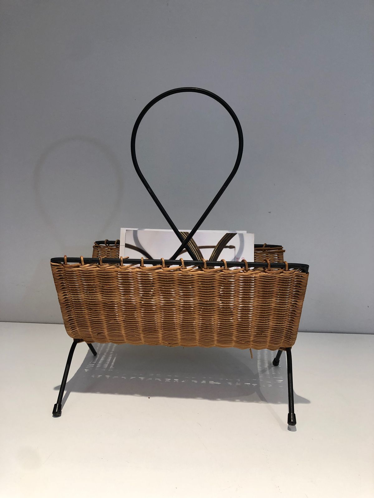 photo vinterior Rattan And Black Lacquered Metal Magazine Rack