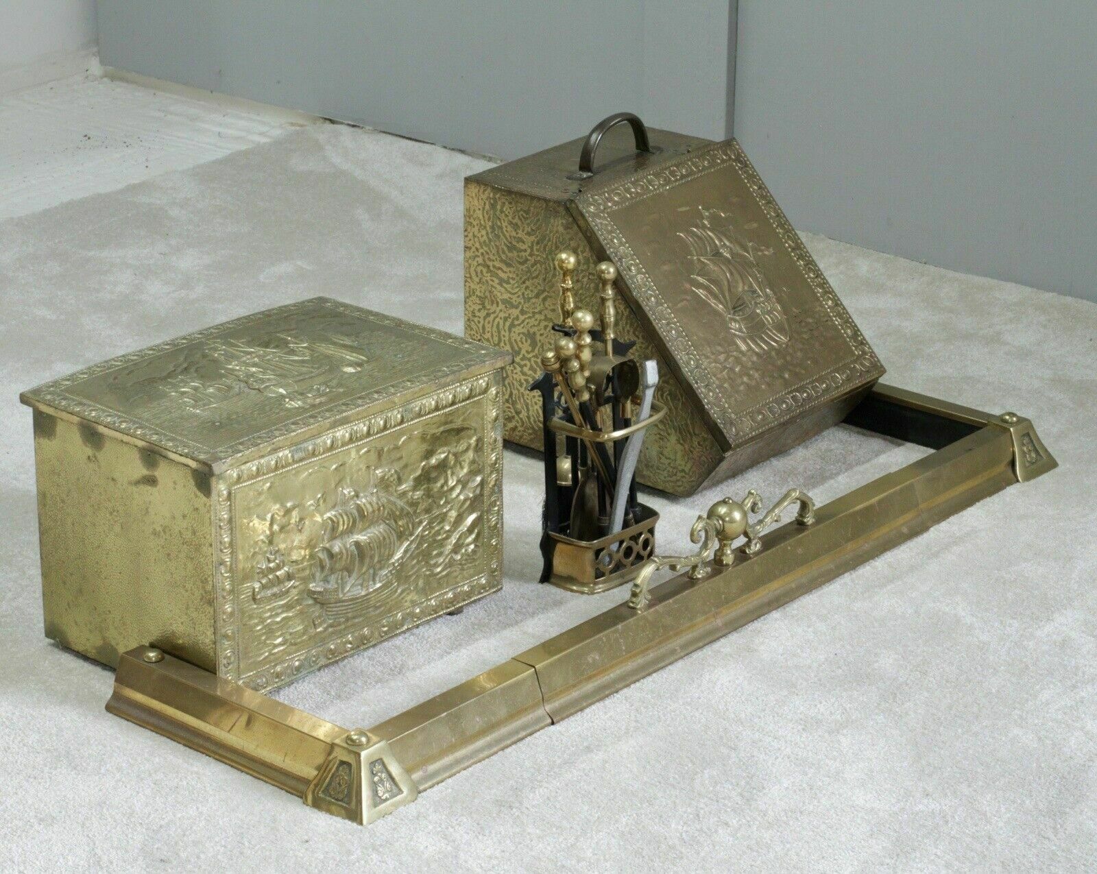 photo furniture Antique Victorian Arts And Crafts Design Brass Fireplace Hearth Fender