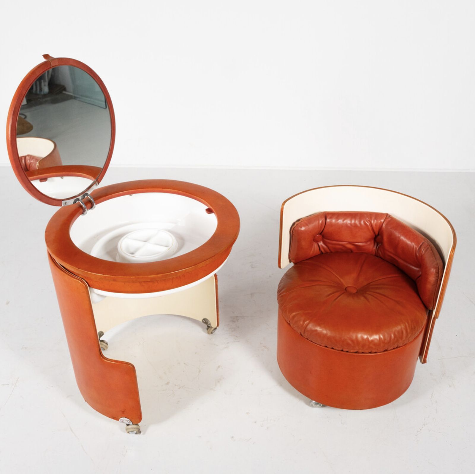 Red Vanity Mod. Dilly Daily By Luigi Massoni For Poltrona Frau, 1968 photo vintage