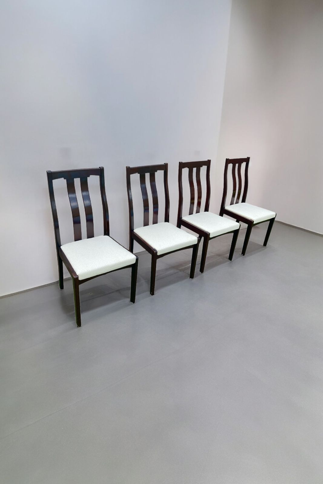 A Set Of Four Mid Century Meredew Dining Chairs, Deep Mahogany With Cream Paris Boucle photo vinterior