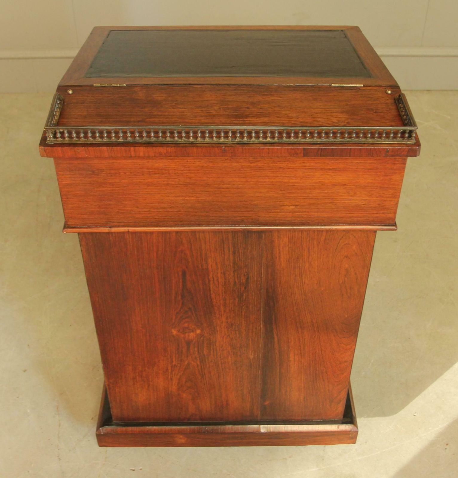 photo furniture Early 19th Century Rosewood Davenport