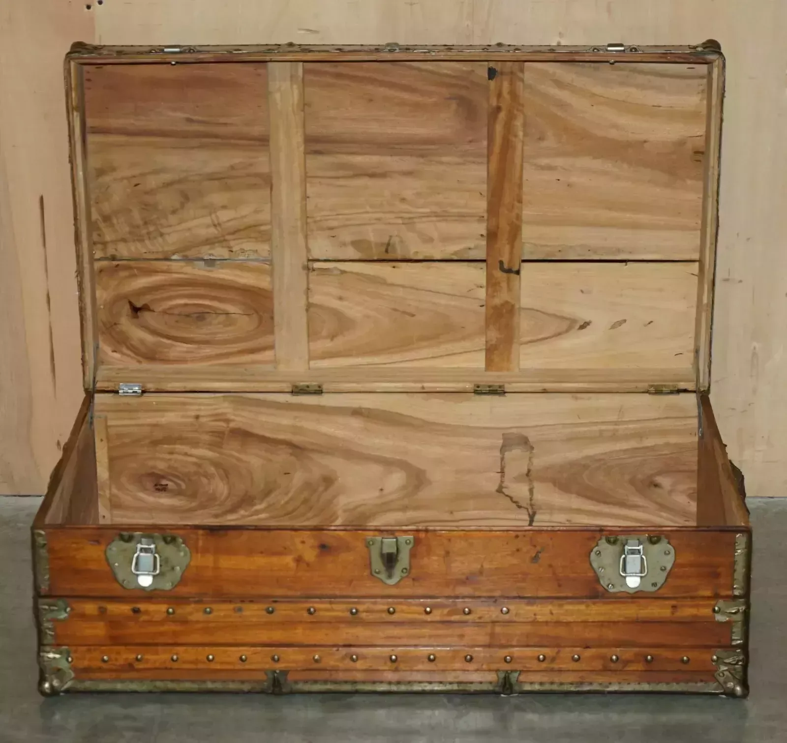 photo vintage Exquisite Antique Circa 1900 Chinese Export Camphor Wood Steamer Luggage Trunk