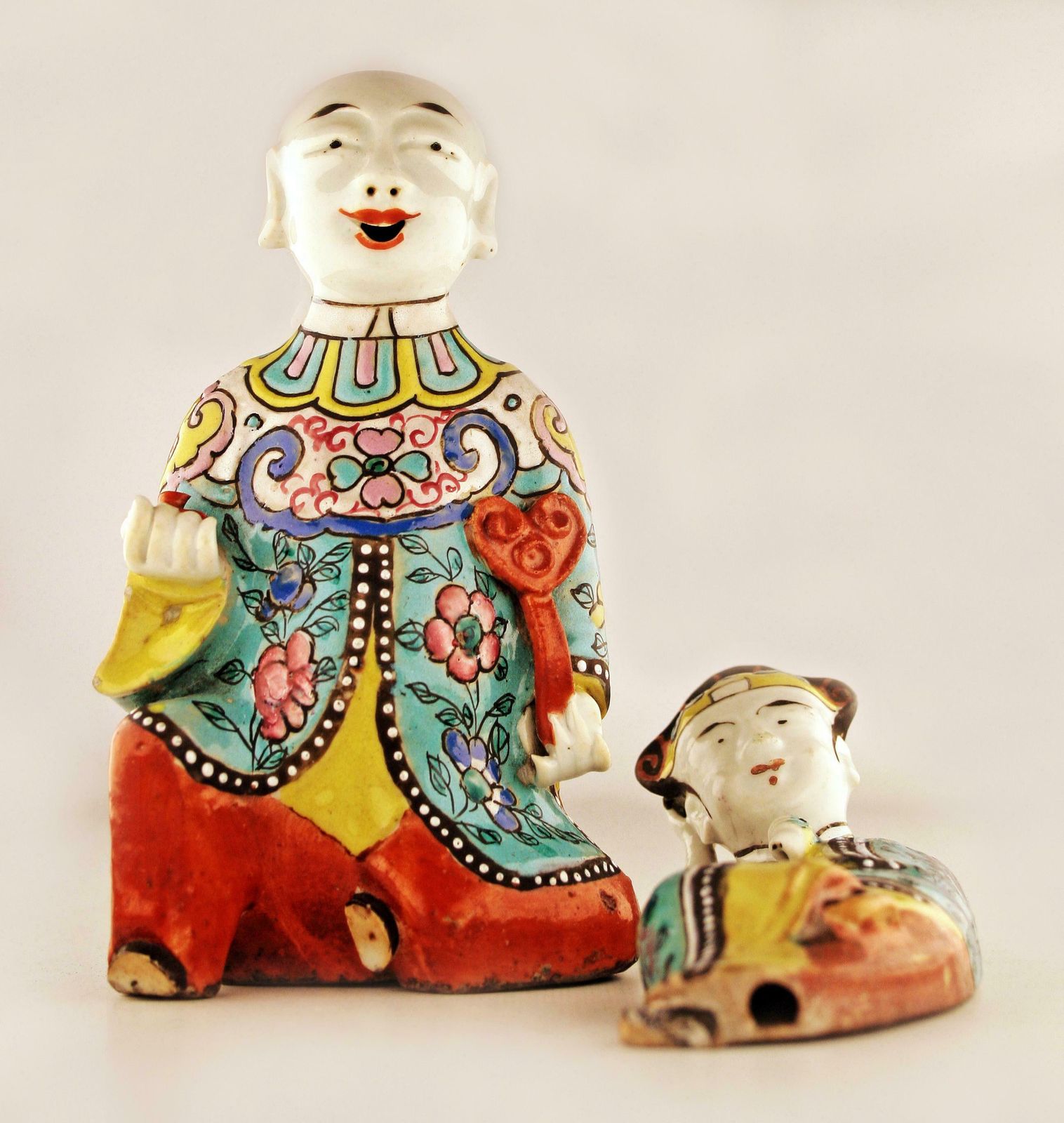 photo vinterior Pair Of Mid 19th Century/Qing Dinasty Enameled Chinese Porcelain Figurines Depicting A Laughing Boy Kneeling And Another Lying Down