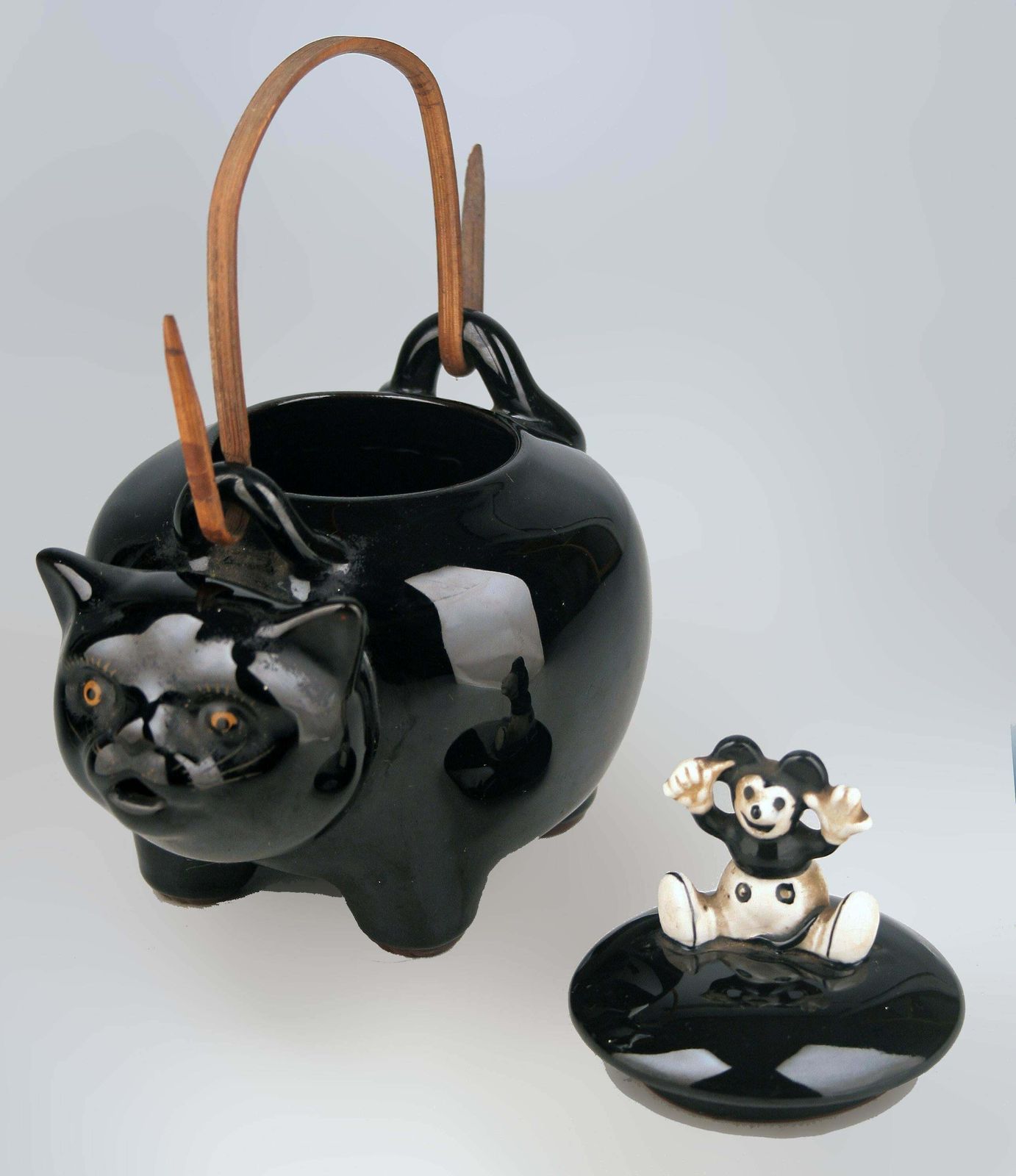 20th Century/Shōwa Era Japanese Glazed Porcelain Teapot Of Black Cat With Mouse Lid photo vinterior