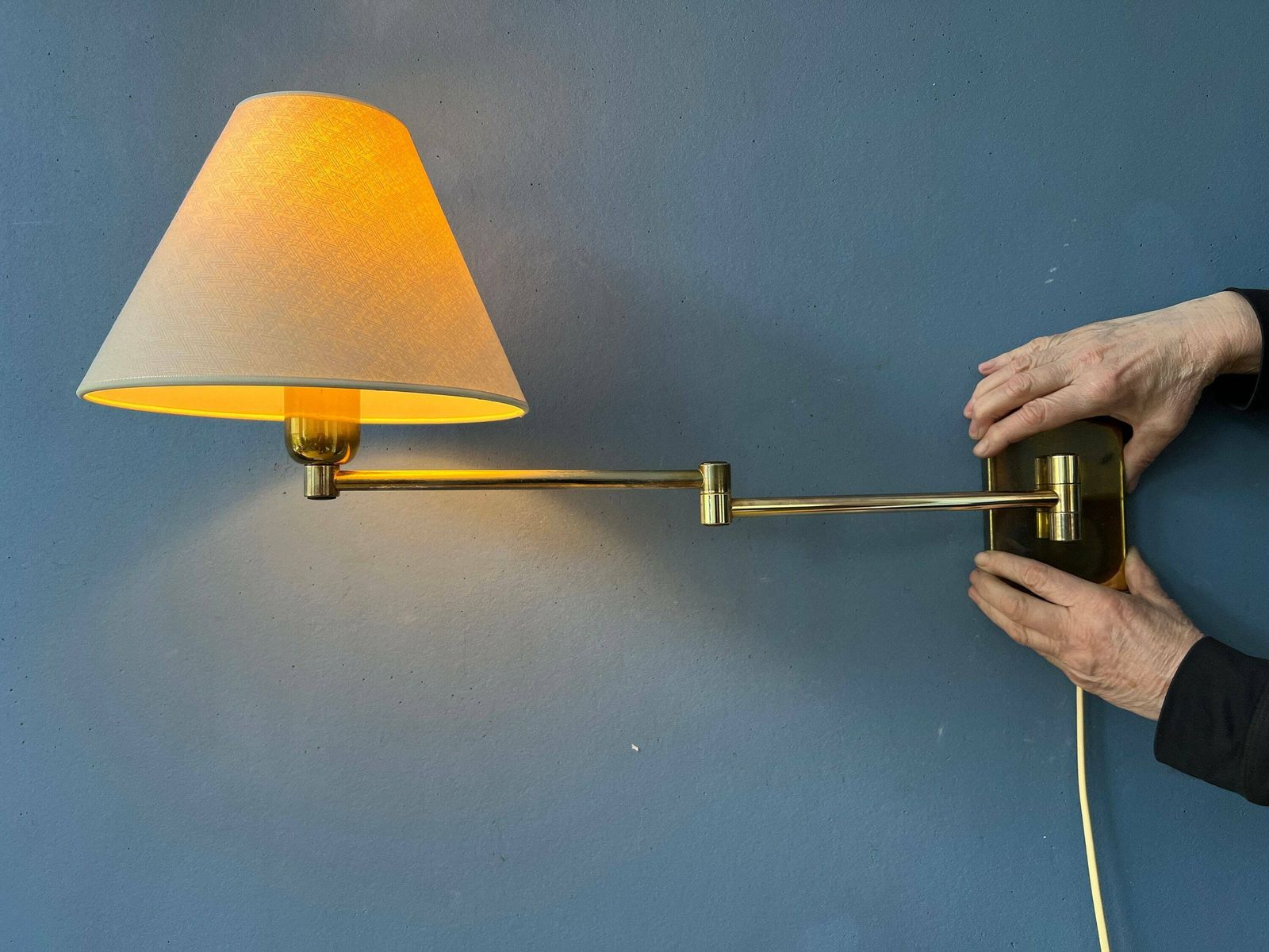 Gouden Hollywood Regency Zwenkarm Wandlamp Met Beige Kap