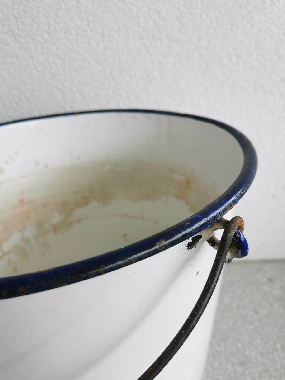 Vintage Large Enamel Buckets By Emo Celje / 1970s Yugoslavia / White Enamelware Planter With Wooden Handle photo vinterior