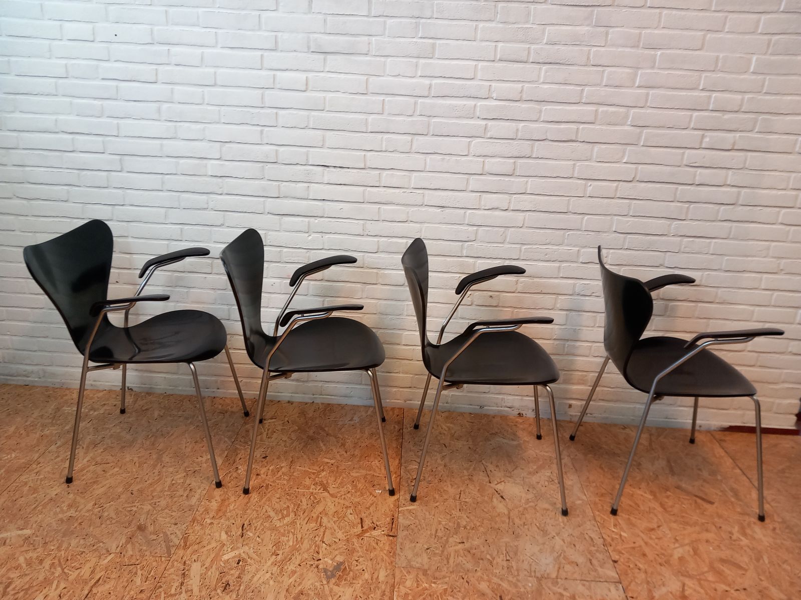 Set Of 4 Arne Jacobsen Chairs 3107 With Armrests photo vinterior