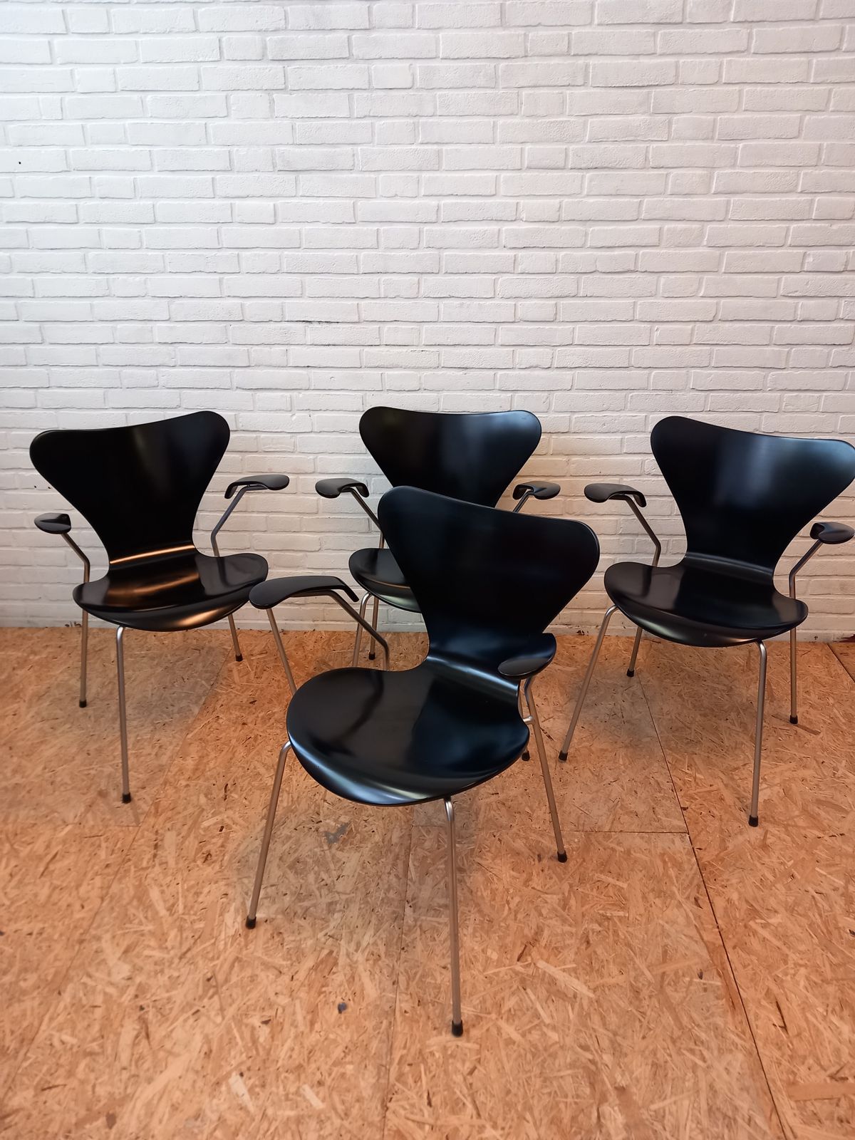 1689.0 Set Of 4 Arne Jacobsen Chairs 3107 With Armrests photo