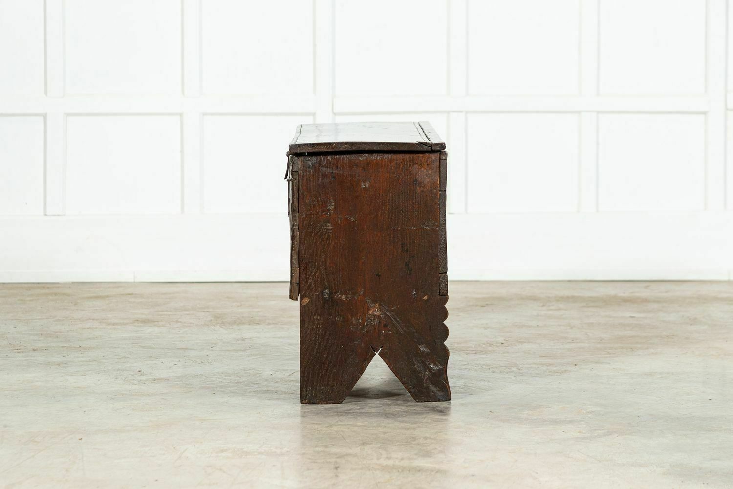photo furniture 17thc English Oak Coffer, 1700s