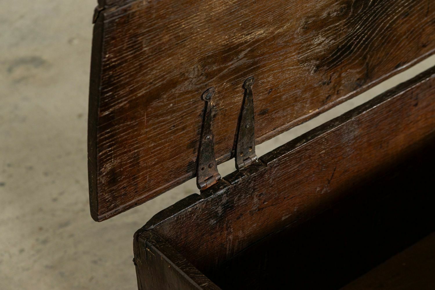 photo vintage 17thc English Oak Coffer, 1700s
