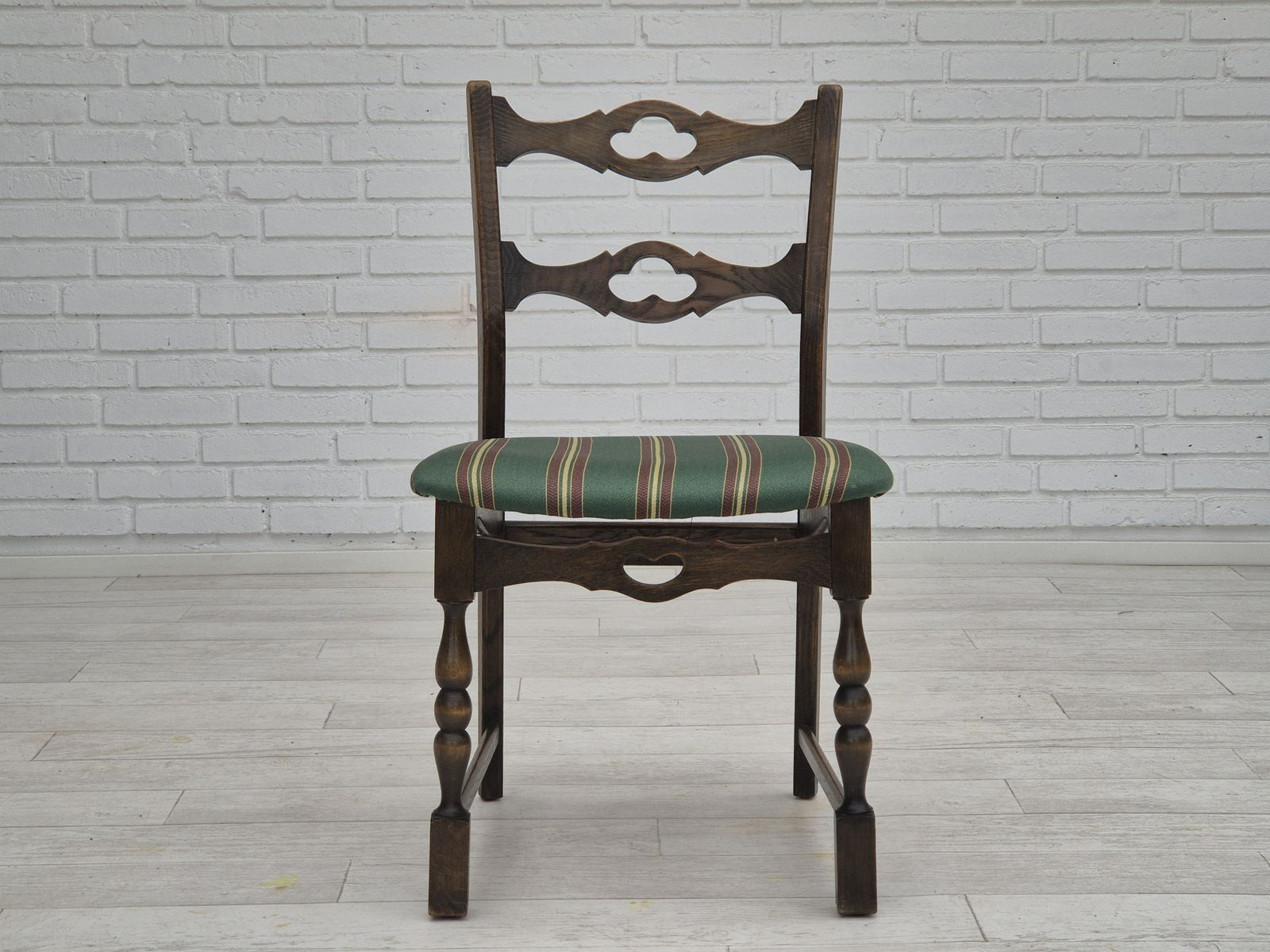 Ca. Jaren 1970, Set Van 4 Deense Eetkamerstoelen, Donker Eikenhout, Meubelwollen Bekleding. photo Meubels