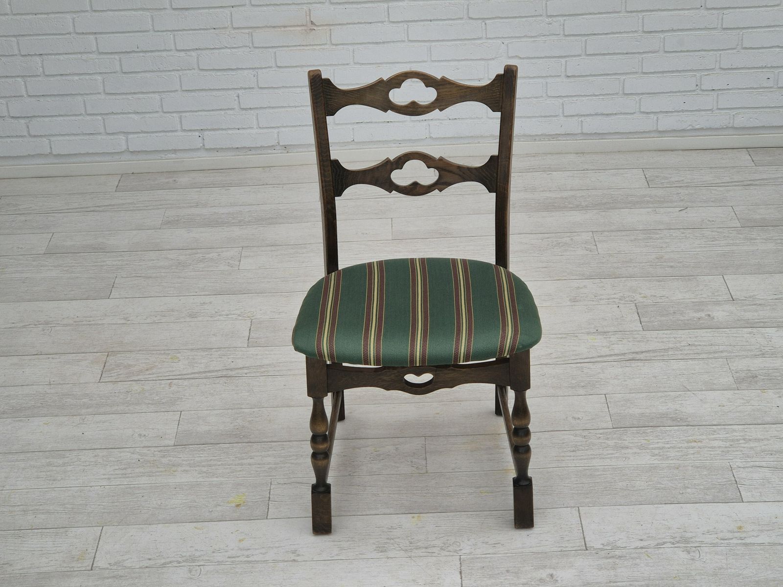 Ca. Jaren 1970, Set Van 4 Deense Eetkamerstoelen, Donker Eikenhout, Meubelwollen Bekleding. photo 1270.0