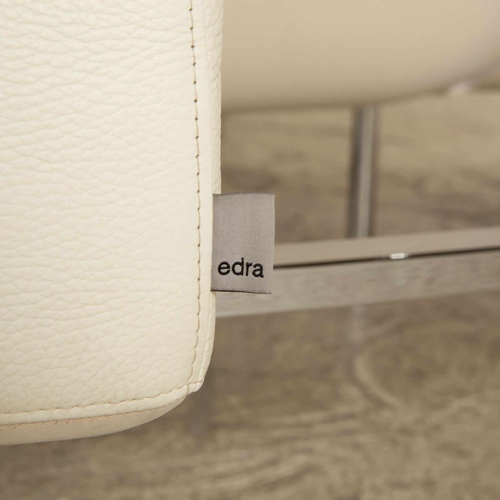 photo furniture Canapé d'angle Edra Flap en cuir blanc crème, fonction manuelle