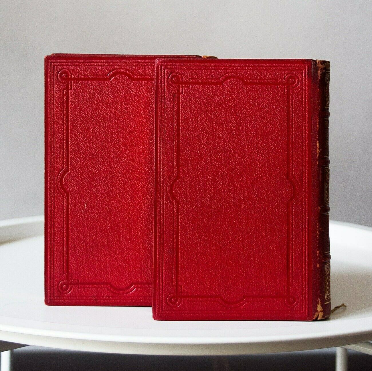 Set Van 2 Antieke Boeken, 19e Eeuwse Boeken, Franse Boeken Uit De Jaren 1800, Antiek Decoratief Object photo vinterior