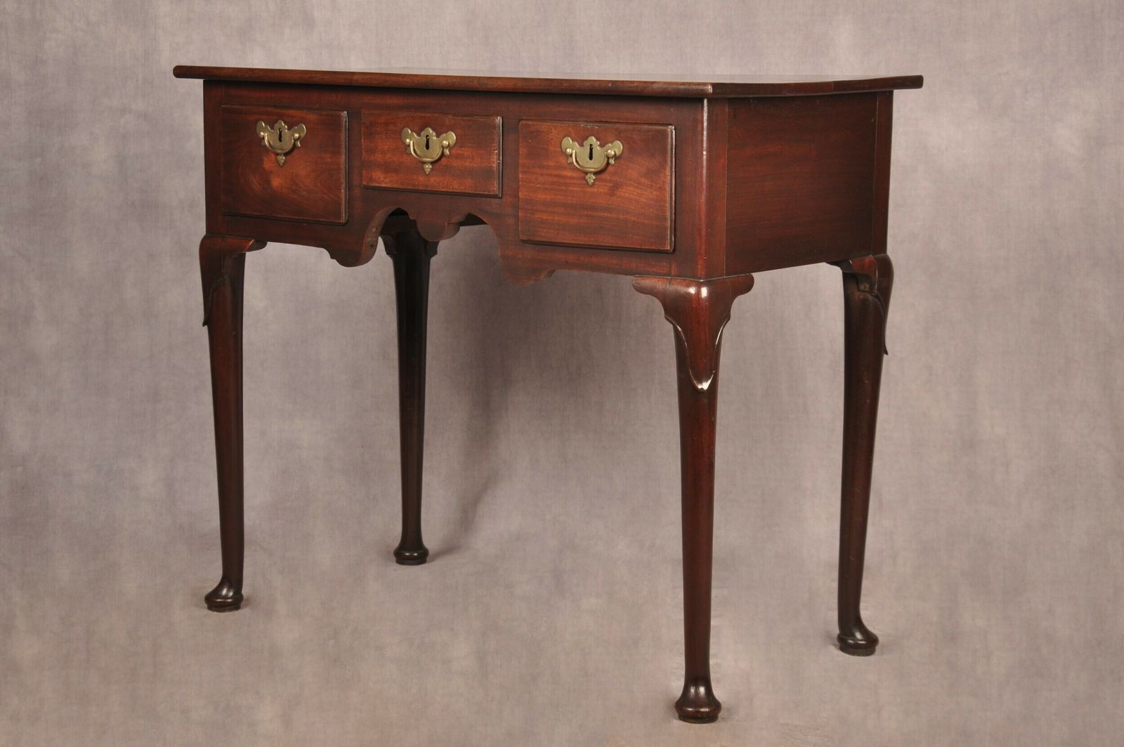 3200.0 Fine Early 18th Century Mahogany Lowboy photo