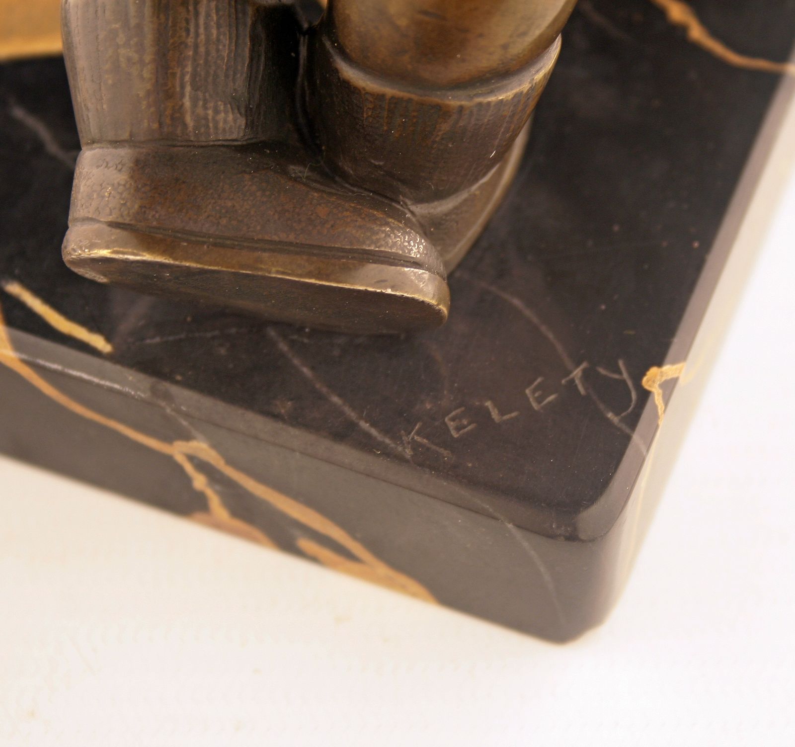 photo vinterior Pair Of Art Déco Bronze Bookends With Marble Base Designed By Alexandre Kéléty For Etling Paris