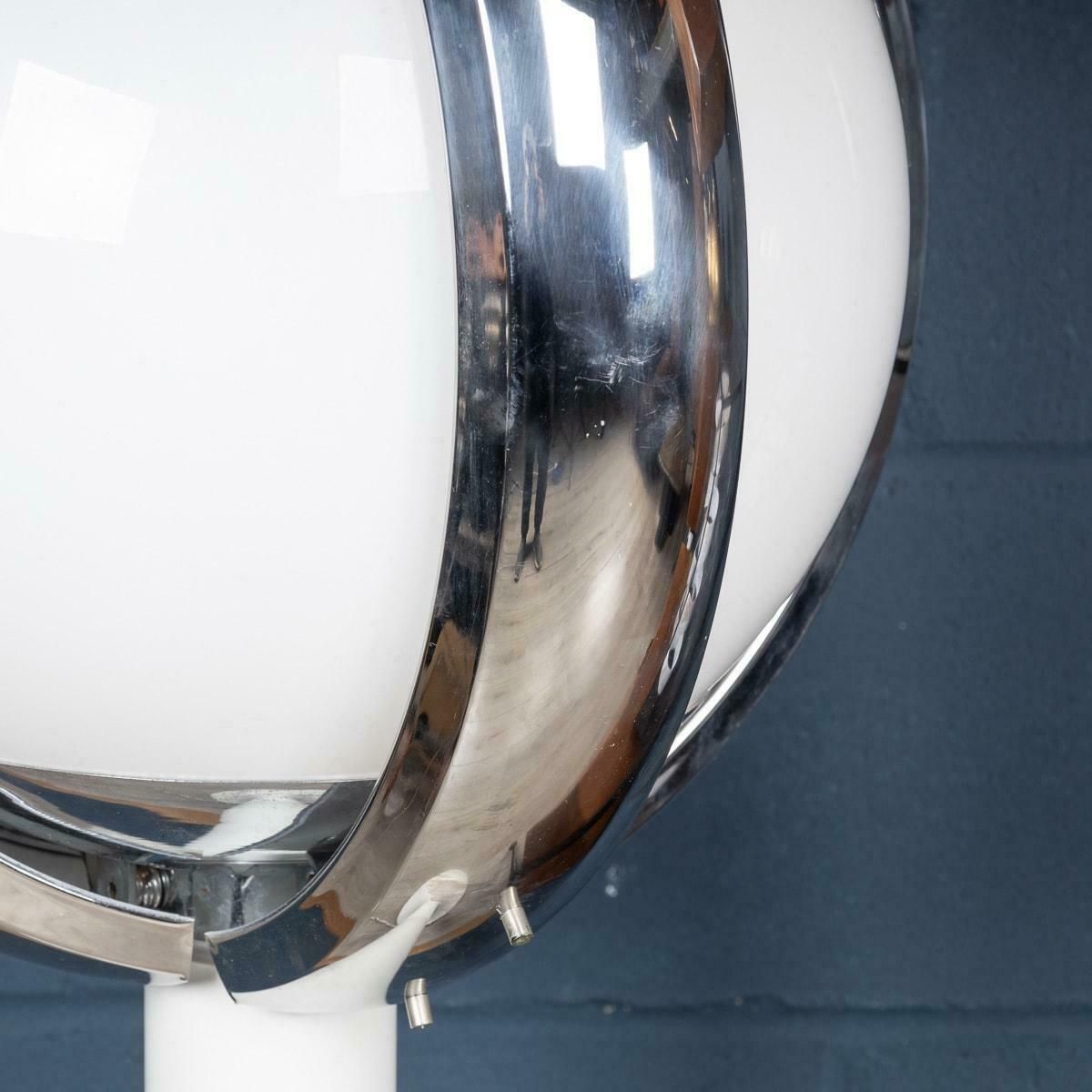 photo vintage A 20th Century Italian "Space Age" Floor Lamp With Hand Blown Venetian Glass