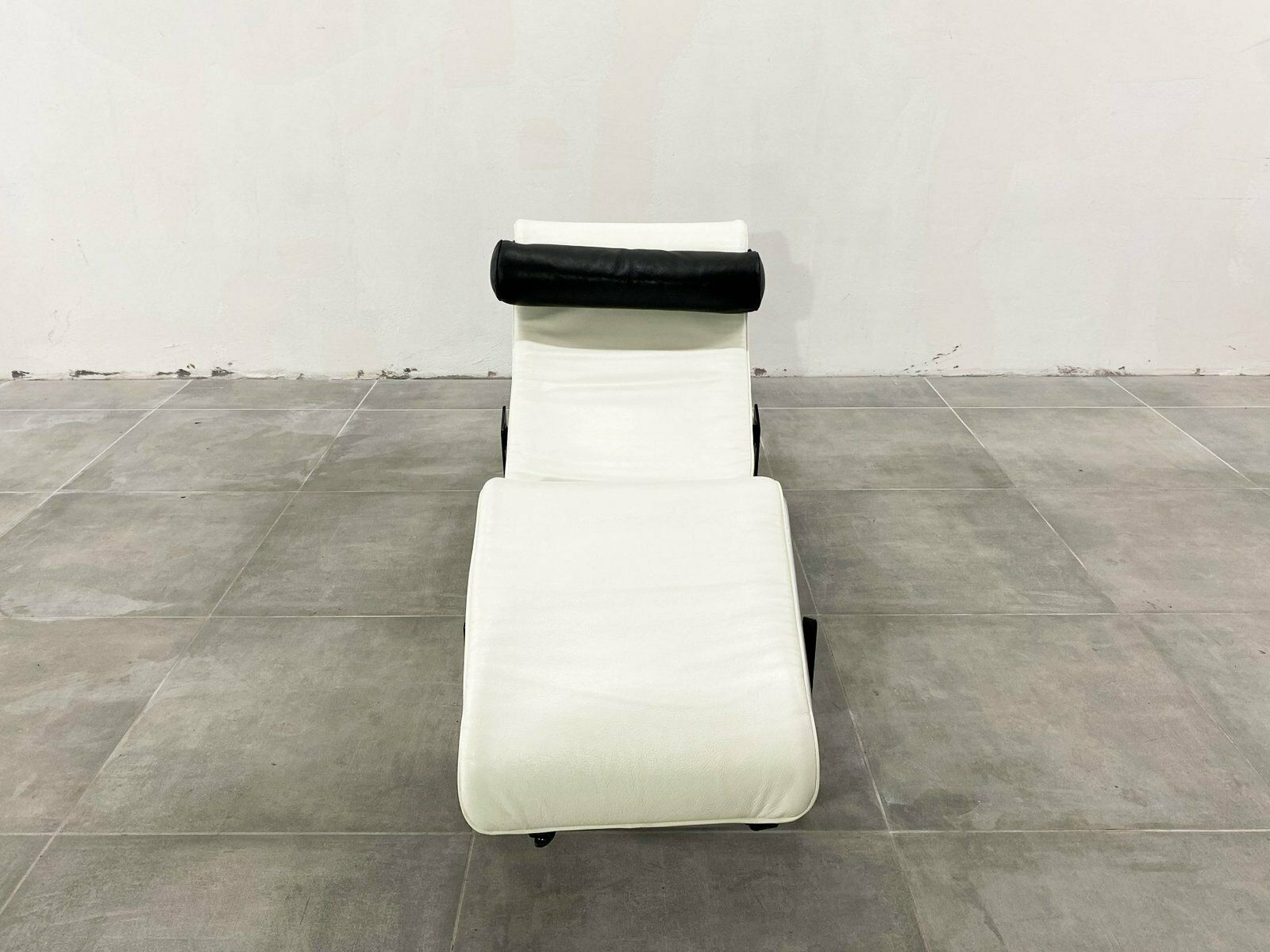 Lc 4 Lounge Chair In White Leather By Le Corbusier For Cassina, 1980s photo buy