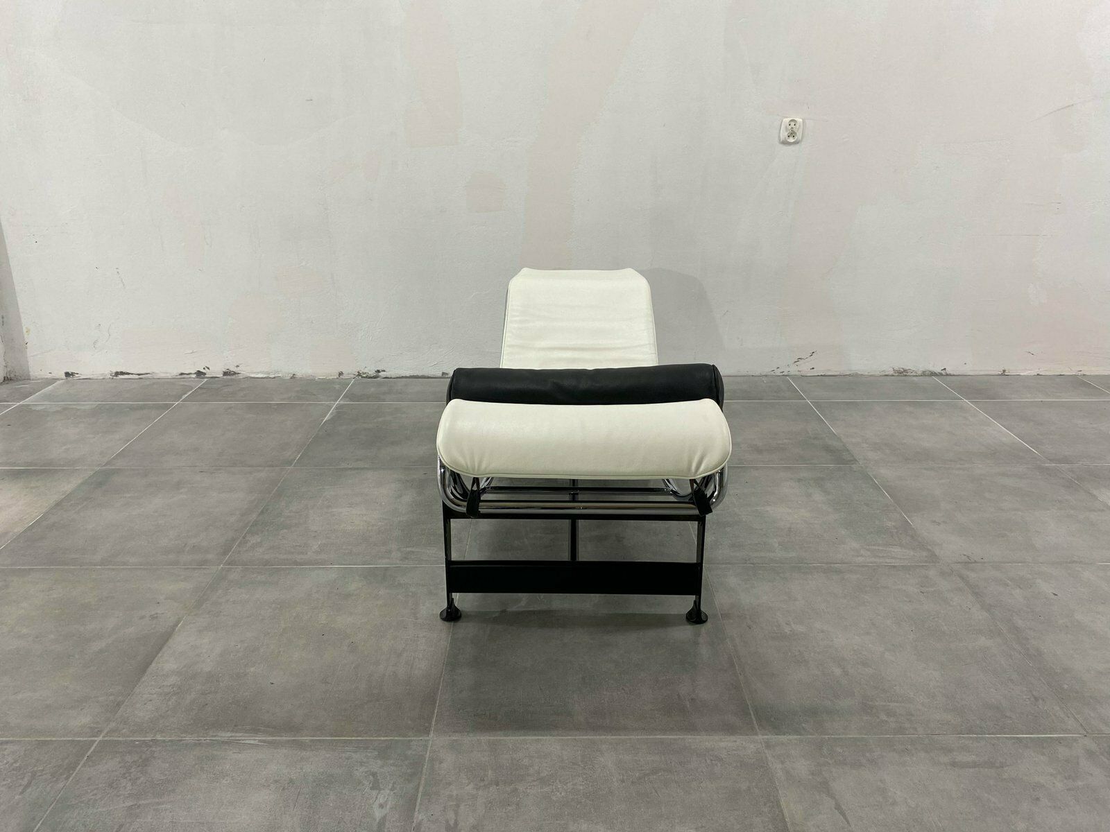 photo vintage Lc 4 Lounge Chair In White Leather By Le Corbusier For Cassina, 1980s