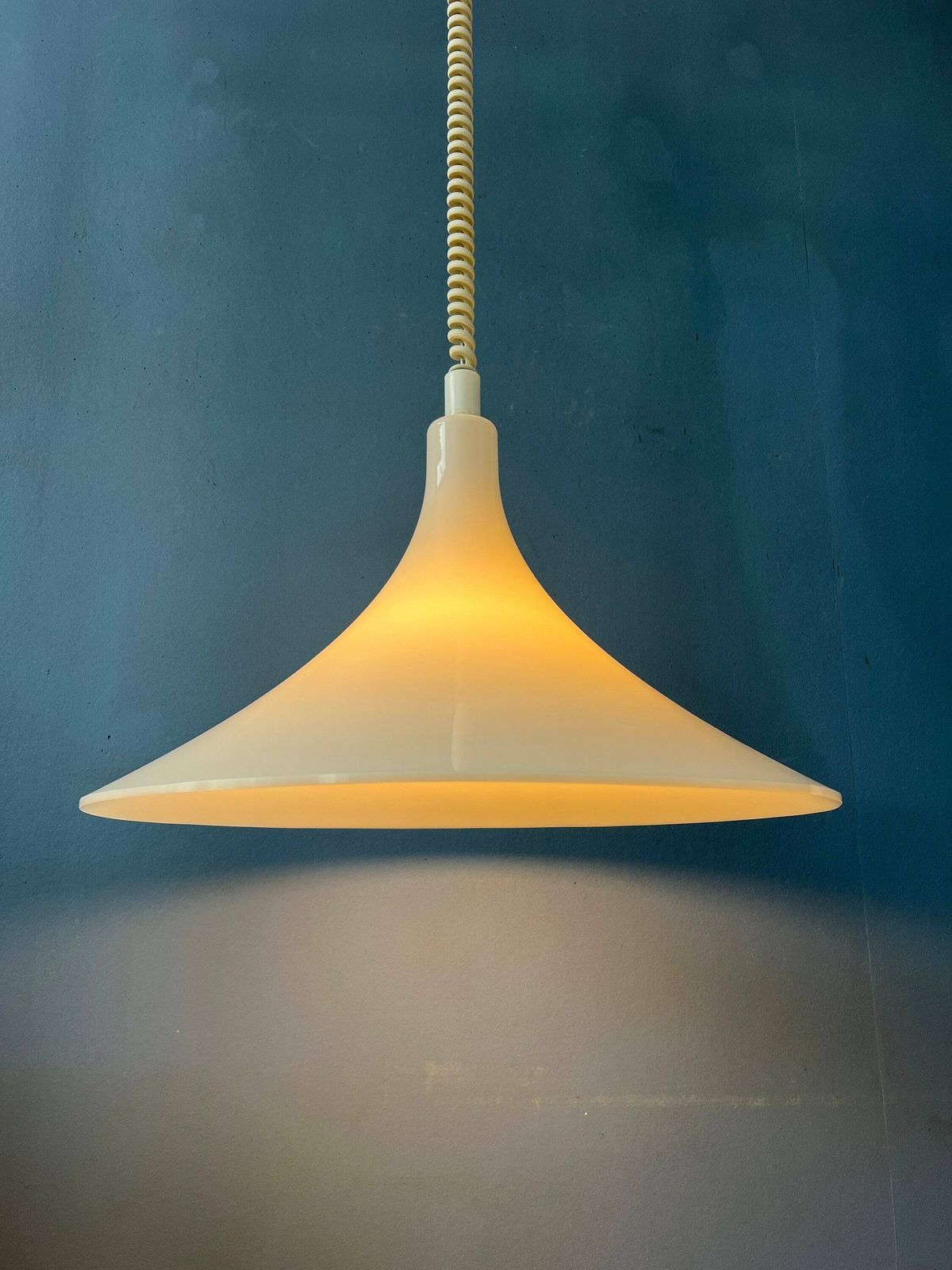 Mid Century Witte Space Age Heksenhoed Hanglamp photo Verlichting