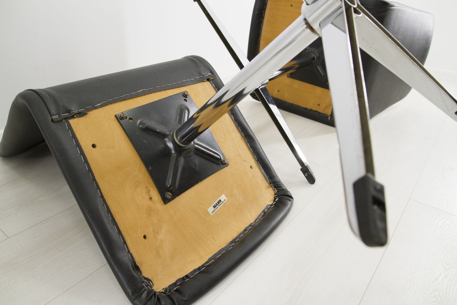 photo vintage Mid Century Modern Dining Chairs, Set Of 4 Black Swivel Chairs