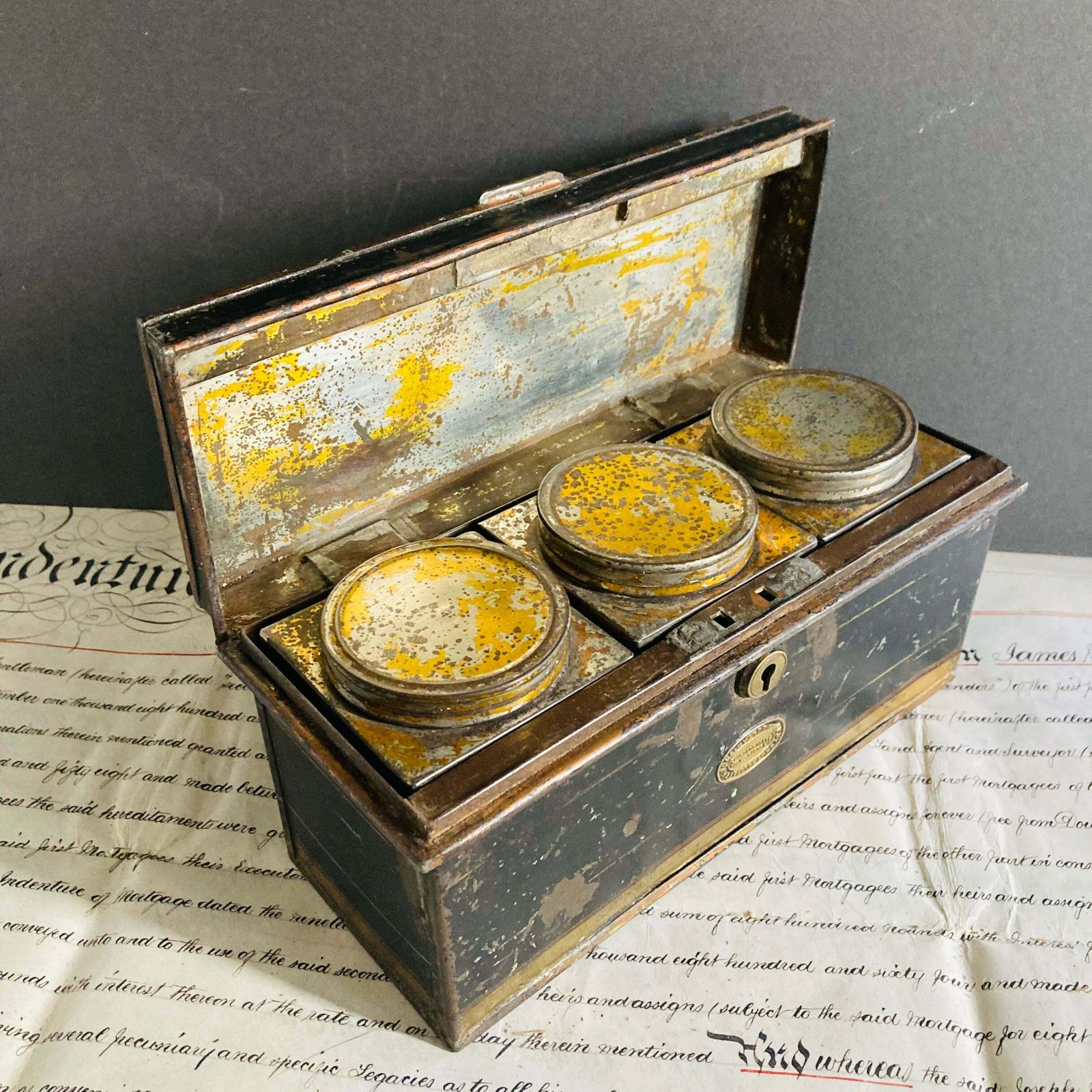 photo vintage Antique Traveling Tin Tea Caddy