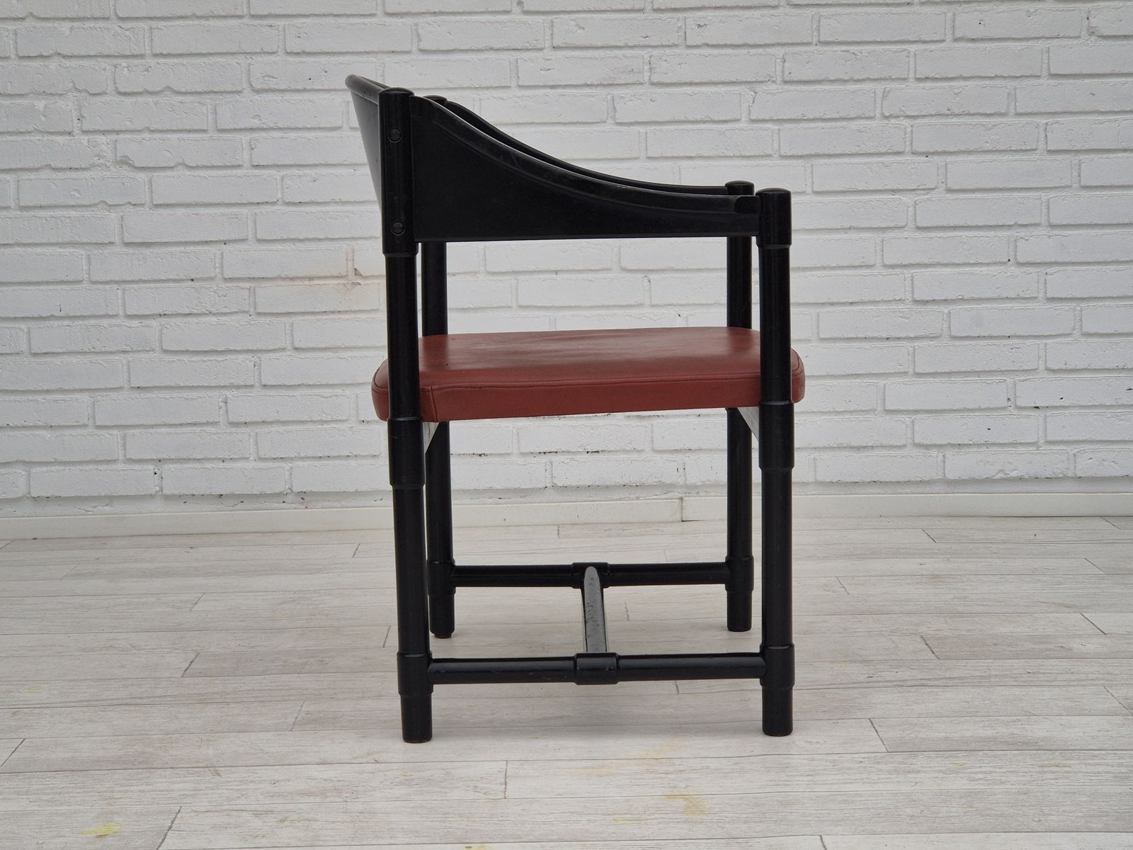 photo vinterior Jaren 1970, Set Van 4 Finse Fauteuils Van Lepokalusto, Berkenhouten Frame, Leer.