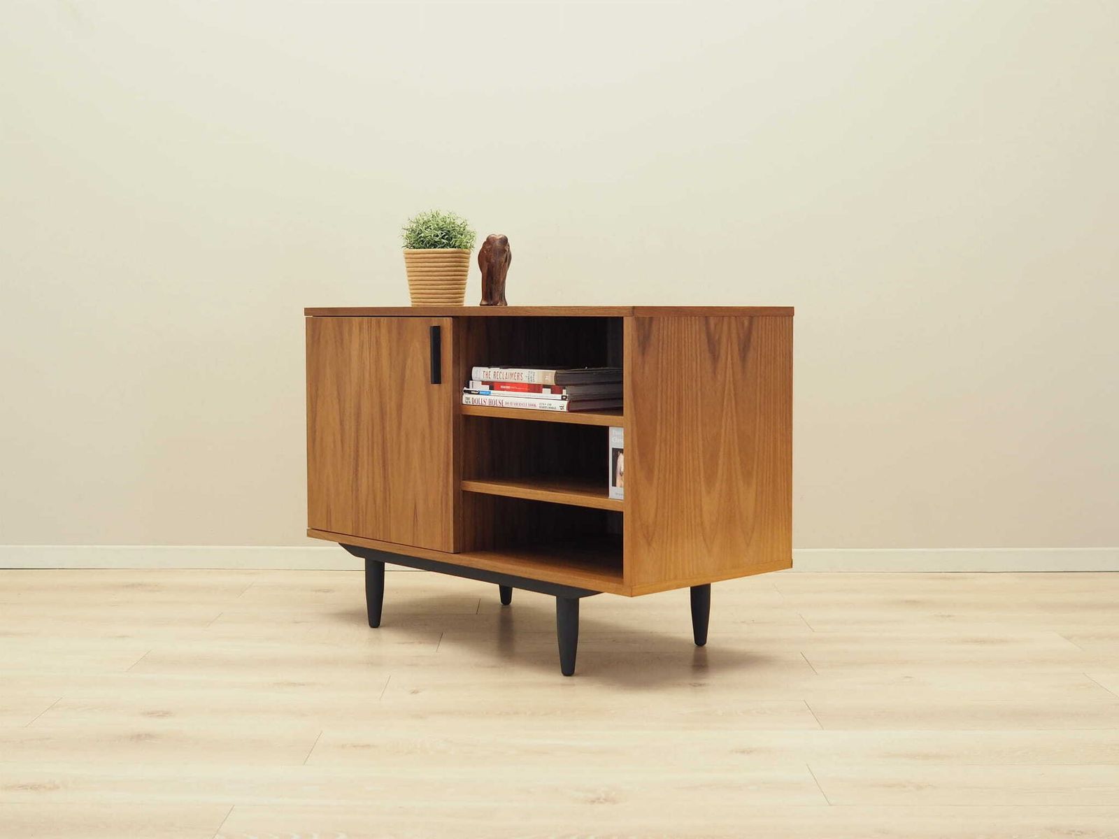 Walnootfineer Kast, Scandinavisch Design photo Meubels