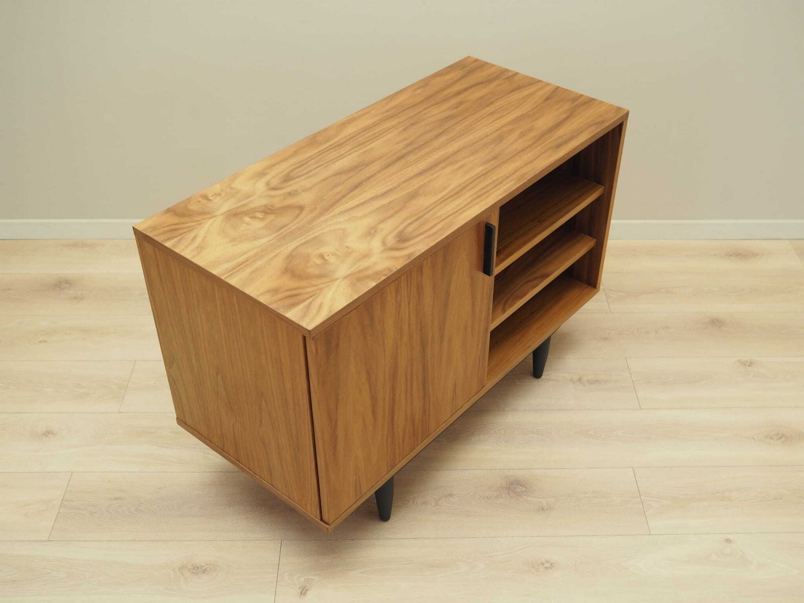 Walnootfineer Kast, Scandinavisch Design photo vinterior