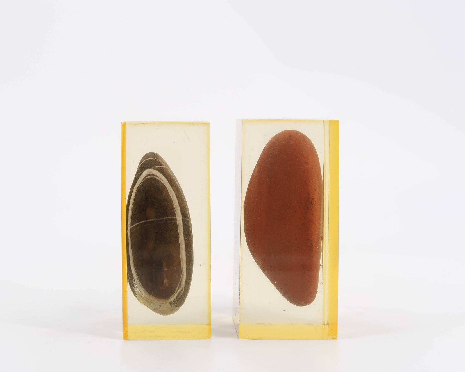 Pair Of French Resin Paperweights With Pebbles, Pierre Giraudon, 1970s / Boho Chic, Folk, Bohemian, Sculpture, Cabinet Of Curiosities photo vinterior
