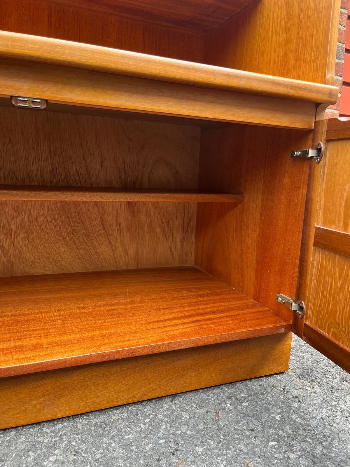 photo vinterior Vintage 1970s Nathan Furniture Mid Century Teak Glazed Display Cocktail Drinks Cabinet