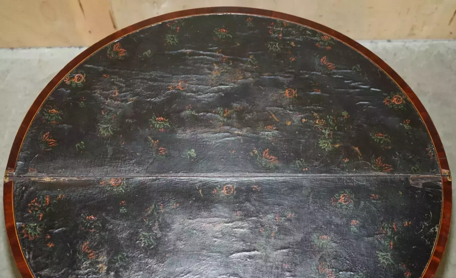 photo vintage Original Distressed Antique Georgian Sheraton Demi Lune Carved Table Leather Top