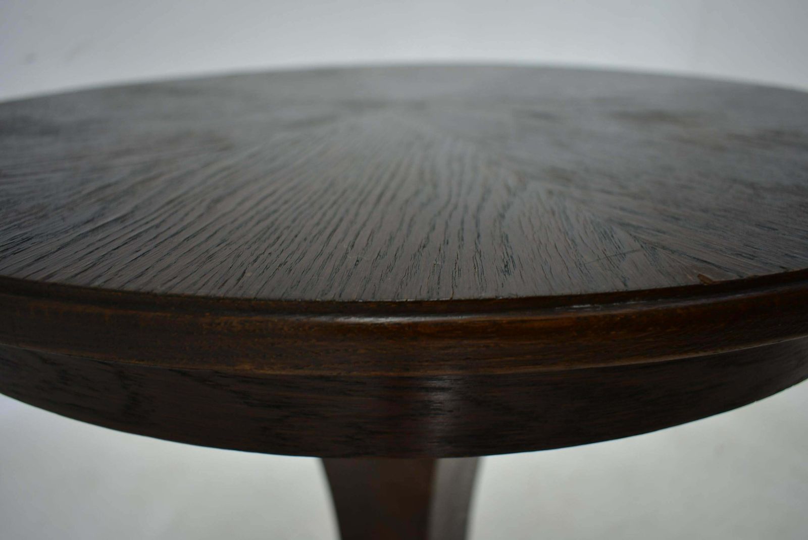photo vintage 1920s Art Deco Occasional Coffee Table And Tablecloth