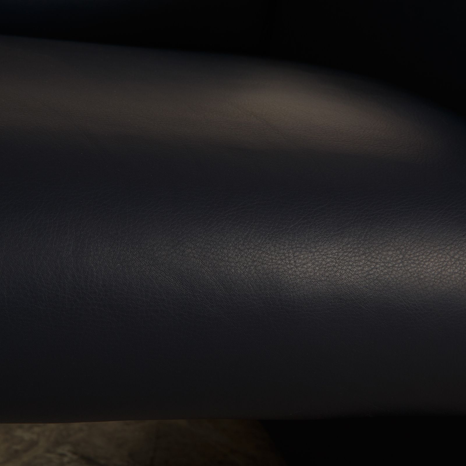 Fauteuil Artifort en cuir bleu foncé photo for sale