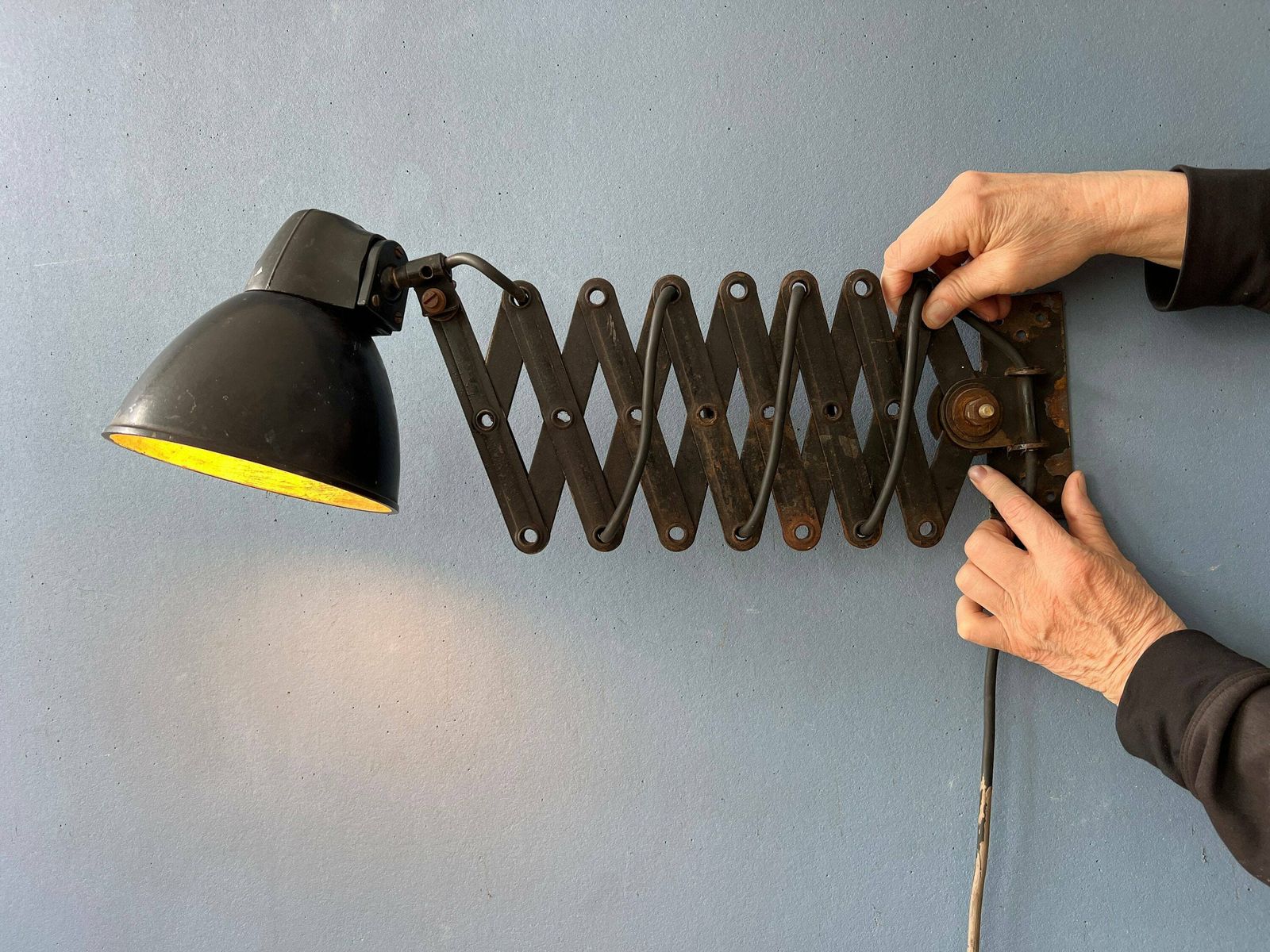 Zwarte Industriële Vintage Schaarlamp (Wandlamp) photo Verlichting