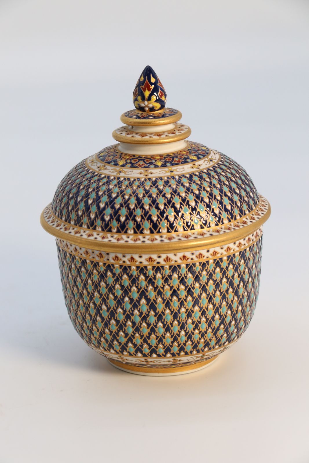 photo vintage A Fine Asian Siam Pottery Gilt And Enamelled Lidded Jar Circa 1920