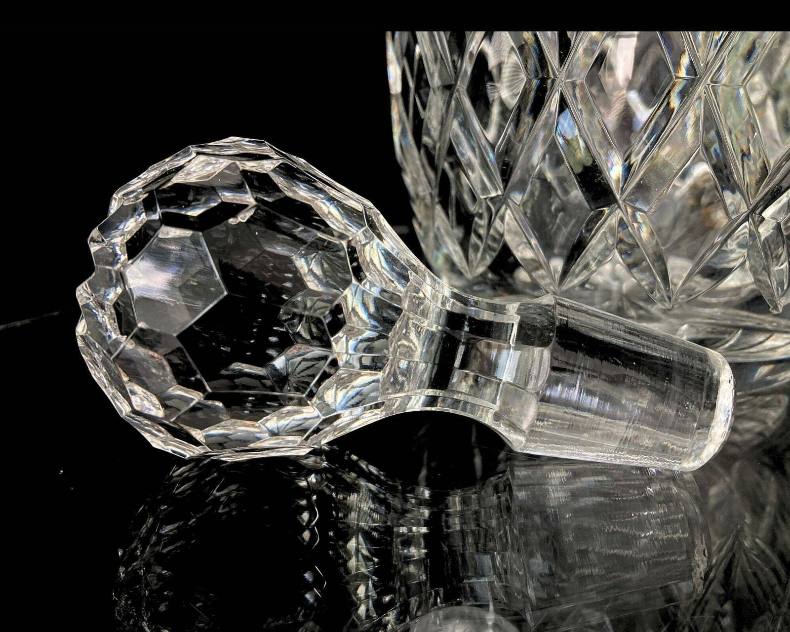 photo furniture Kristallen Whiskykaraf | 1 Stuk | Facetgeslepen, Diamantsneden En Stervormige Voet