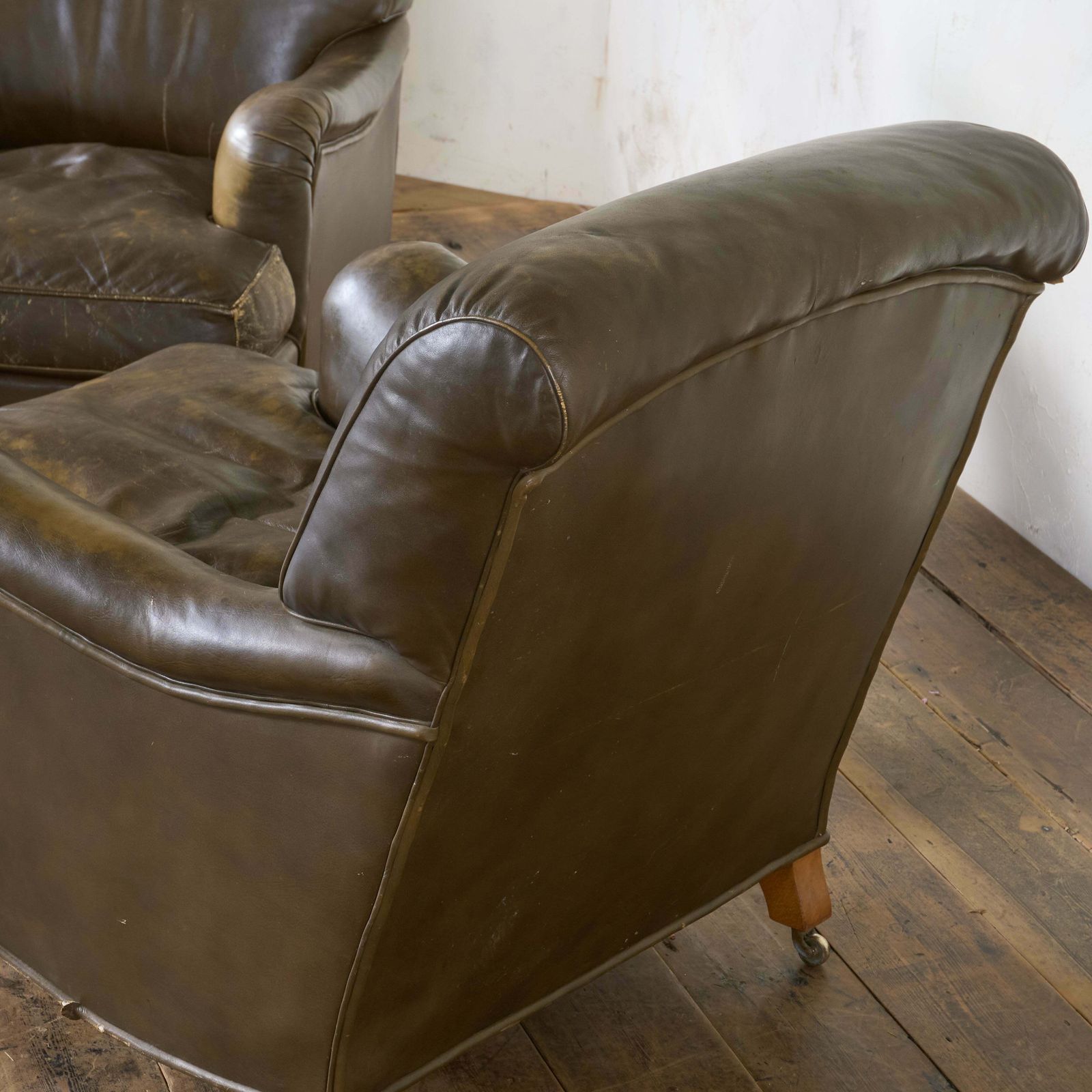 photo furniture Howard And Sons   Pair Of Ivor Armchairs