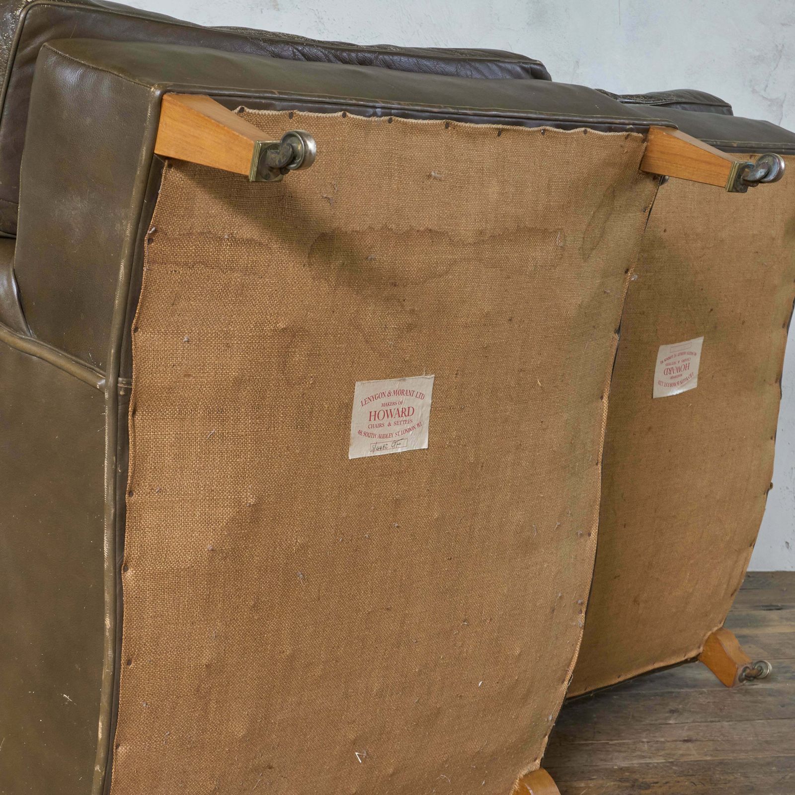 15525.0 Howard And Sons   Pair Of Ivor Armchairs photo