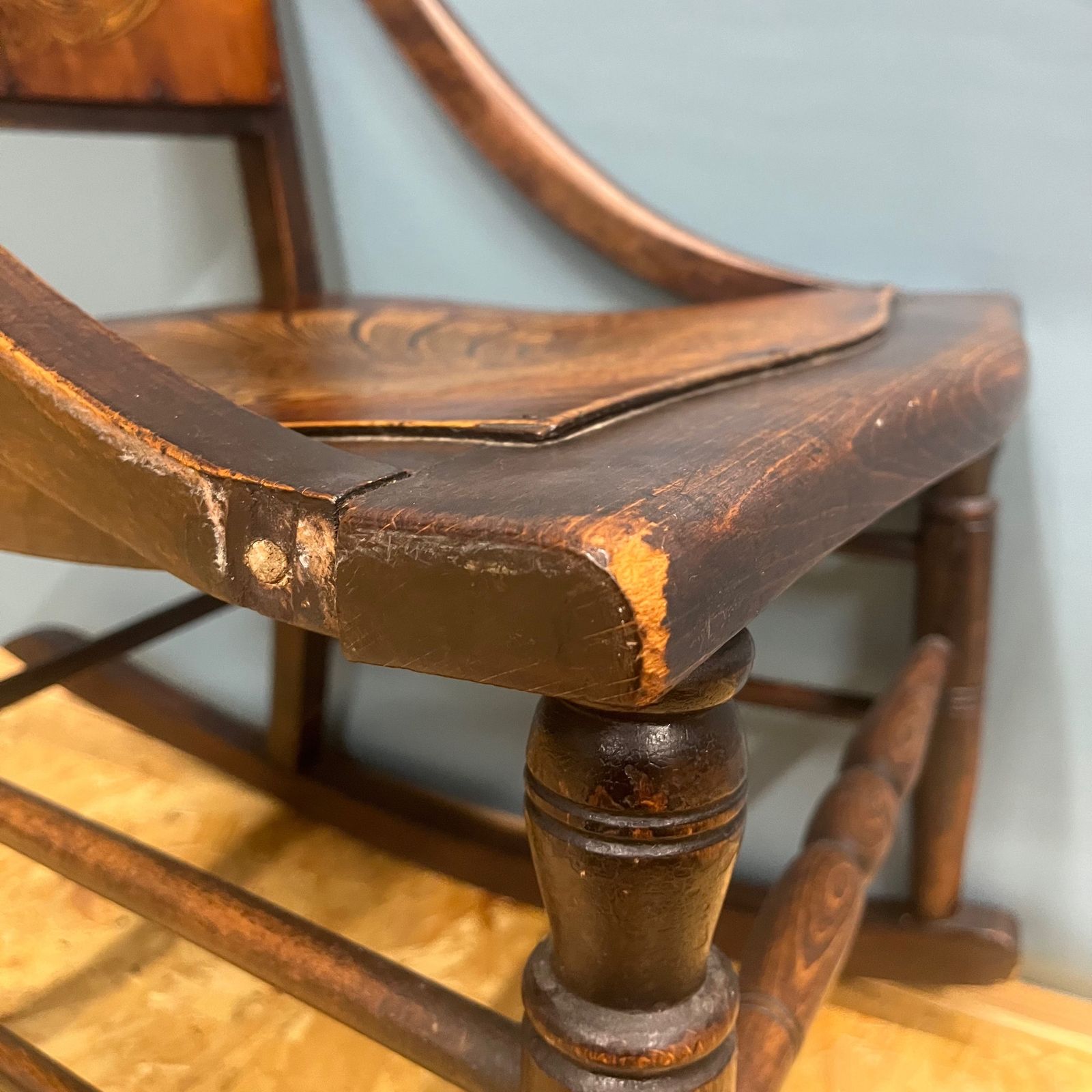 photo vinterior Antique Hand Carved Rocking Chair