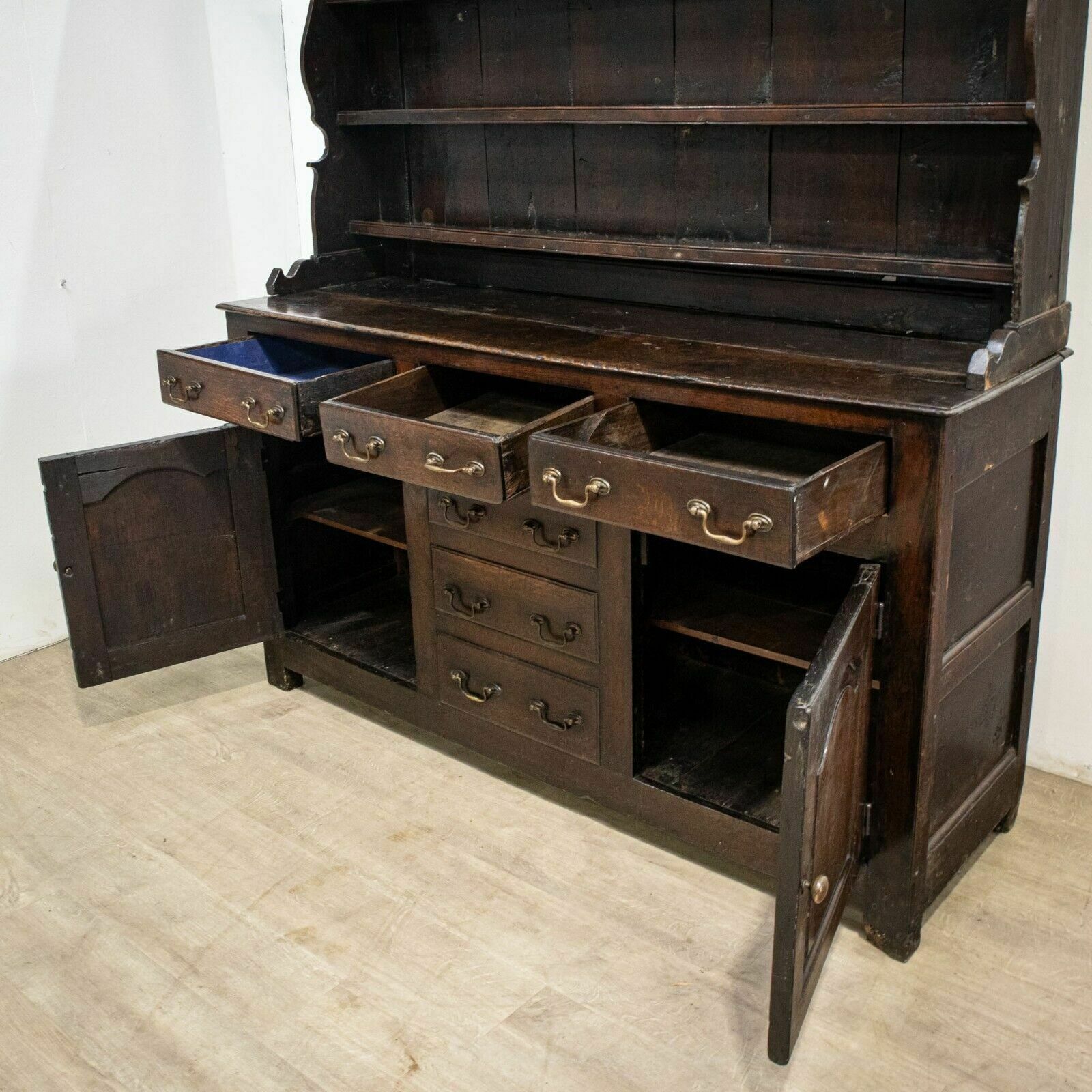 photo furniture 18th Century Oak Dresser With Plate Rack