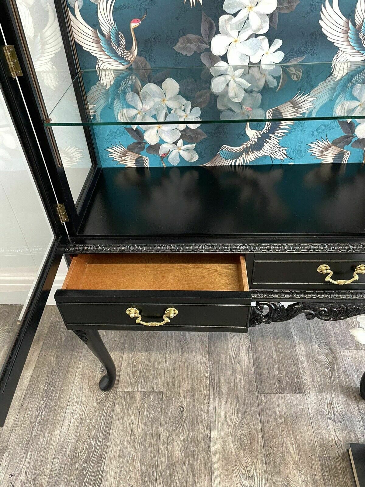 Furniture Black Bevelled Glass Door Display Cabinet With Turquoise Crane Design photo