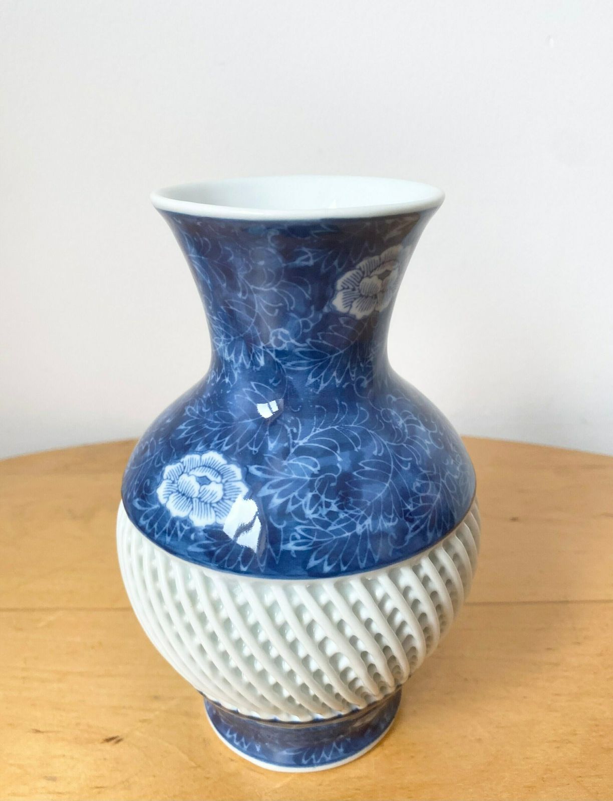 Japanese Arita Imari Handmade Twisted Lattice Vase, Woven Lattice Weave photo vintage